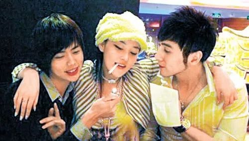 某顶流与经纪人隐婚多年,孩子已上幼儿园
